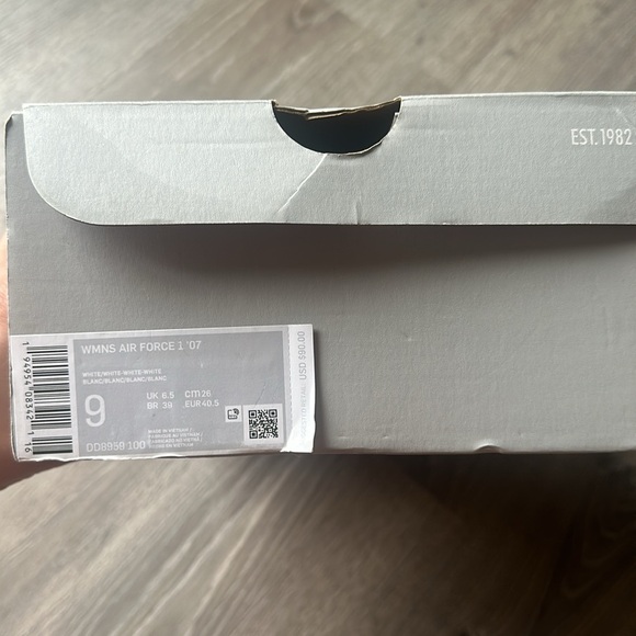 Women’s 9 white Air Force one - Picture 4 of 4